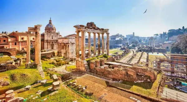 Wycieczka do Rzymu samolotem z przewodnikiem: Forum Romanum w słońcu, z kolumnami i ruinami.
