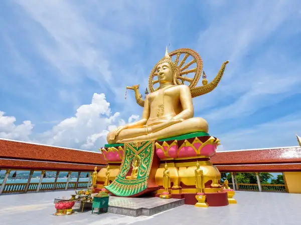 Wielki, złoty Budda w świątyni na Koh Samui. Symbolizuje potęgę tajlandzkiej religii i spokój.
