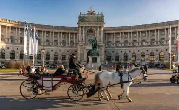 Wiedeń co zobaczyć: przejażdżka dorożką przed Hofburgiem, dawną rezydencją Habsburgów.