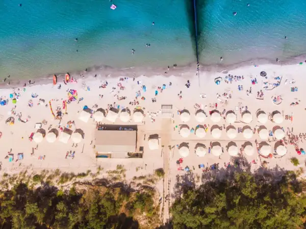 Plaża w Polsce, pełna słońca i ludzi. Idealne miejsce na wakacje all inclusive.