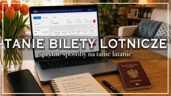 Tanie loty na majówkę? Laptop z wyszukiwarką lotów, paszport i lista rzeczy do spakowania to klucz do taniego latania.