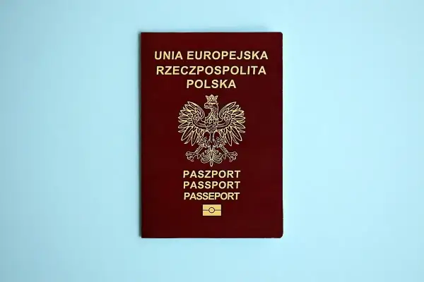Ciemnoczerwony paszport Rzeczypospolitej Polskiej z godłem i napisem "PASZPORT". Dowiedz się, jak wyrobić paszport.