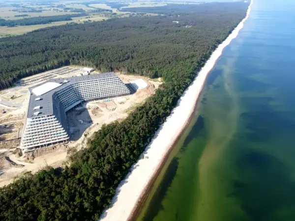 Nowy hotel Gołębiewski w Pobierowie, w budowie, z widokiem na morze. Ile pokoi będzie miał ten gigant?