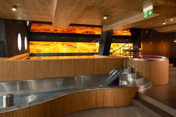 Nowe, nowoczesne wnętrze basenu i jacuzzi w Grand Chotowa Hotel Spa & Resort. Opinie gości podkreślają unikalny design.