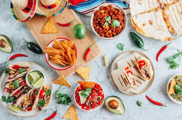 Kolorowe dania meksykańskie: tacos, burritos, quesadillas, nachos, salsa i guacamole.