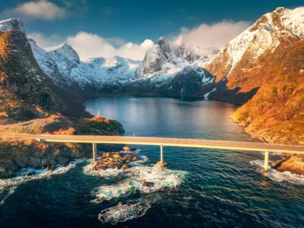Mosty nad wodą, otoczone ośnieżonymi górami, idealne na fiordy norweskie wycieczka.