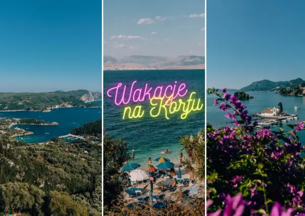 Widok na zatokę i miasteczko na Korfu. Neonowy napis "Wakacje na Korfu" nad plażą.