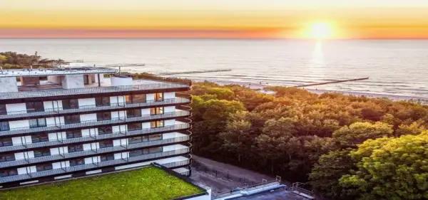 Idealne 10 dniowe wczasy nad morzem z wyżywieniem. Hotel z widokiem na zachód słońca nad Bałtykiem, otoczony zielenią.