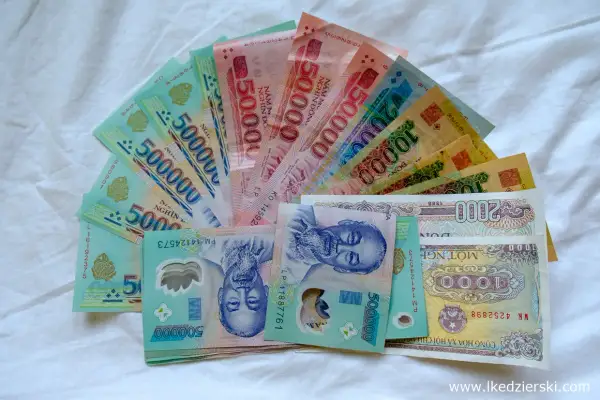 Waluta w Hanoi: stos banknotów 500 000, 50 000, 20 000, 10 000, 2 000 i 1 000 dongów w różnych kolorach.