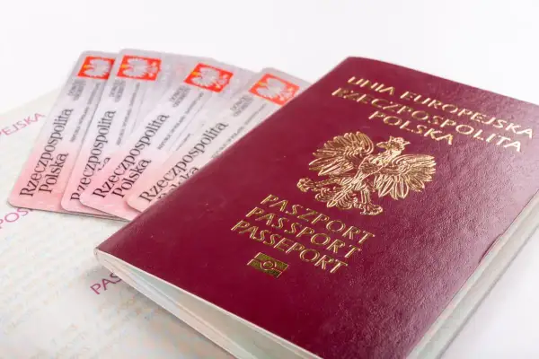 Polski paszport i kilka dowodów osobistych. Czy do Norwegii potrzebny jest paszport? Sprawdźmy!