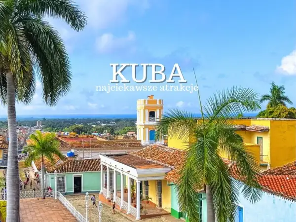 Kolorowe kamienice i palmy na wyspie Kuba. Widok na zabytkowe miasto Trinidad, gdzie słońce rozświetla architekturę.