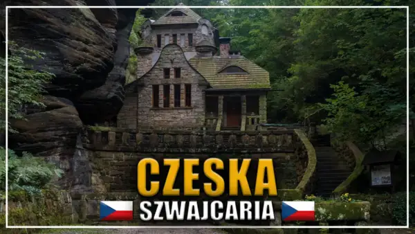 Kamienny domek w lesie, przypominający zamek, w krajobrazie Czeskiej Szwajcarii.