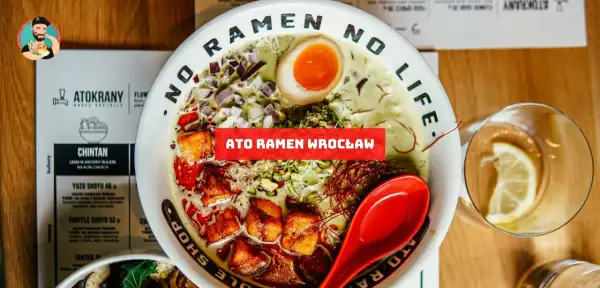 Ato ramen wro opinie: miska aromatycznego ramenu z jajkiem, mięsem i dodatkami. Na talerzu napis "No Ramen No Life".