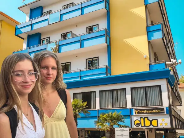 Dwie dziewczyny przed hotelem Elba, który polecamy po przeczytaniu ok tours opinie.